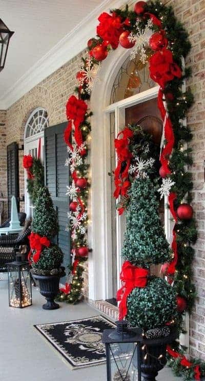 stunning-christmas-front-door-decor-ideas-13