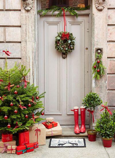 stunning-christmas-front-door-decor-ideas-15