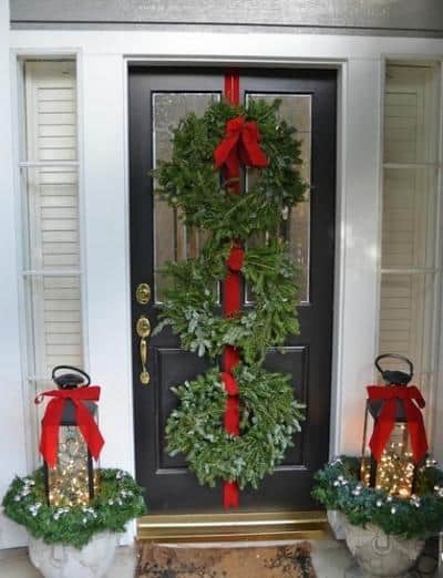 stunning-christmas-front-door-decor-ideas-30