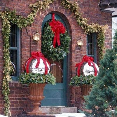 stunning-christmas-front-door-decor-ideas-31