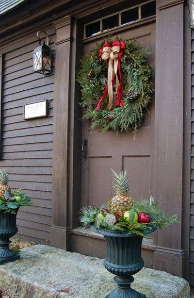 stunning-christmas-front-door-decor-ideas-39