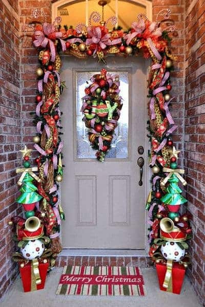 stunning-christmas-front-door-decor-ideas-8