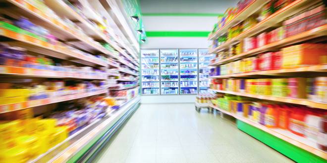 Καταναλωτής περιηγείται σε διαδρόμους - ράφια Σούπερ Μάρκετ και ακολουθεί τις 10 συμβουλές για ασφαλή ψώνια στο super market