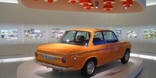 Παλαιό μοντέλο ακινητοποιημένου αυτοκινήτου του 1968 σε έκθεση που έχει συντηρηθεί σύμφωνα με οδηγίες Howto