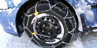 Τοποθετημένες (σύμφωνα με οδηγίες howto) αντιολισθητικές αλυσίδες σε αυτοκίνητο πάνω σε χιονισμένο δρόμο