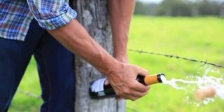 Πως να ανοίξετε ένα μπουκάλι κρασί χωρίς ανοιχτήρι (Video How To)