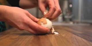 Αυγά. Πώς να τα ξεφλουδίσετε εύκολα και γρήγορα (Video How To)