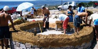 Cob - Χτίζοντας φθηνό και οικολογικό σπίτι με λάσπη, πηλό και άχυρα