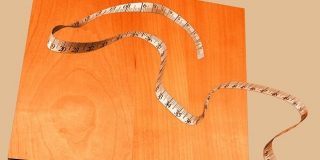 Μεζούρα μέτρου σε ξύλο ... παραπέμπει νοητά στο Εμβαδόν και την Μετατροπή μονάδων μέτρησης έκτασης. Τετραγωνικά, στρέμμα κ.ά