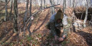 Άντρας προσπαθεί να επιβιώσει στο βουνό - δάσος μόνος του | Εγχειρίδιο προσανατολισμός, τροφή, νερό κλπ | Howto Survive