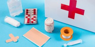 Φαρμακείο & κουτί πρώτων βοηθειών με τσιρότα, γάζες, επίδεσμο, αντισταμινικά, ασπιρίνη κλπ για το σπίτι, αυτοκίνητο, εργασία