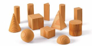 Ξύλινες κατασκευές που σχηματίζουν γεωμετρικά στερεά όπως κύβος, σφαίρα, ημισφαίριο, κύλινδρος, πυραμίδα, κώνος, πρίσμα κλπ