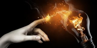 Φωτογραφική αποτύπωση του ηλεκτρισμού, ανάμεσα σε ένα χέρι και μίας λάμπας πυρακτώσεως