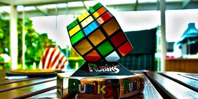 Ο κύβος του Ρούμπικ. Δείτε τα πρώτα βήματα για τη λύση του