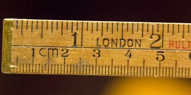 Ξύλινο μέτρο - μεζούρα με διπλή μέτρηση σε cm και ίντσες | Μήκος - Μετατροπή μονάδων μέτρησης. Μέτρα, ίντσες, μίλια, γιάρδες