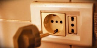 Πρίζα Σούκο (schuko) σε τοίχο - Πως αλλάζουμε μία πρίζα σούκο με ένα κατσαβίδι