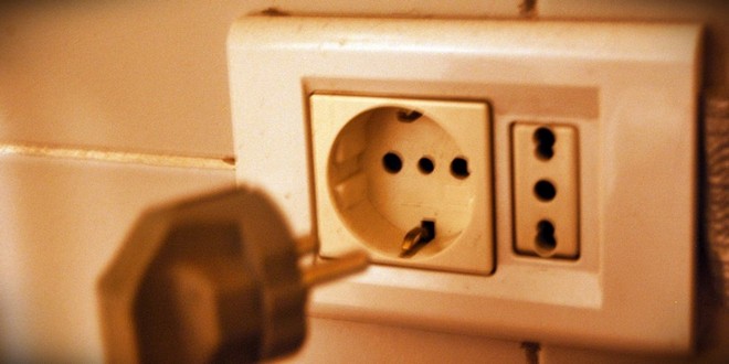 Πρίζα Σούκο (schuko) σε τοίχο - Πως αλλάζουμε μία πρίζα σούκο με ένα κατσαβίδι