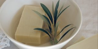 Φτιάξε αγνό σπιτικό χειροποίητο σαπούνι από λάδι ελιάς (Video How To)