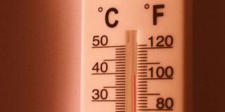 Θερμόμετρο δείχνει την θερμοκρασία με ενδείξεις Κελσίου και Φαρενάιτ ● Μετατροπή μονάδων μέτρησης. Κελσίου, Φαρενάιτ, Κέλβιν