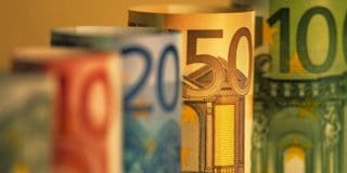 Τυλιγμένα χαρτονομίσματα ευρώ (10, 20, 50, 100 euro) | Υπολογισμός δόσης δανείου online. Σύνολο τόκων & καταβολών - δόσεων