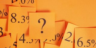 Λίστα με διάφορα επιτόκια και ερωτηματικό ...παραπέμπουν νοητά στον Υπολογισμό επιτοκίου σε ετήσια βάση για δάνειο ή κατάθεση