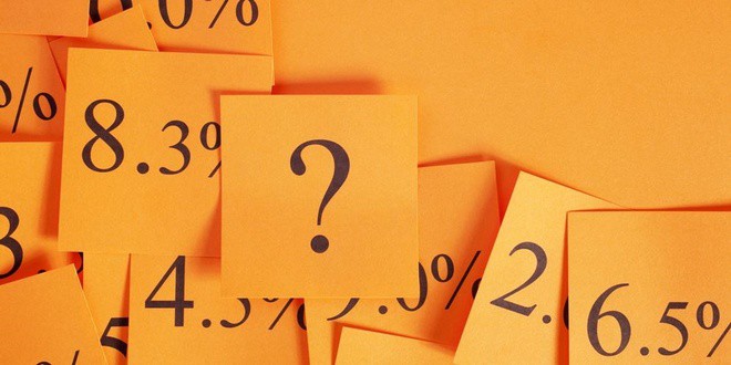 Λίστα με διάφορα επιτόκια και ερωτηματικό ...παραπέμπουν νοητά στον Υπολογισμό επιτοκίου σε ετήσια βάση για δάνειο ή κατάθεση