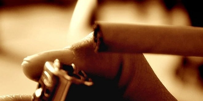 Καπνιστής ανάβει με αναπτήρα το τσιγάρο αγνοώντας, κόστος καπνίσματος & πόσο του κοστίζει κάθε τσιγάρο - Υπολογισμός online