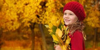 Κορίτσι με κόκκινο σκούφο σε φθινοπωρινό τοπίο με δέντρα και φύλλα πεσμένα | Υπολογισμός πόσο ψηλό θα γίνει το παιδί;