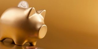 Κουμπαράς σε σχήμα γουρουνάκι με νόμισμα αποταμίευσης | Υπολογισμός των τόκων για δάνειο, δανεικά ή κατάθεση online