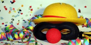 Κίτρινο καπέλο, μάσκα, χαρτοπόλεμος & σερπαντίνεςκλπ τις Απόκριες σύμφωνα με τα αποκριάτικα ήθη και έθιμα ανά την Ελλάδα