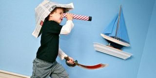 Παιδί παίζει με καπέλο πειρατή που του έφτιαξαν βήμα προς βήμα για τις Απόκριες