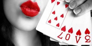 Γυναίκα με κόκκινο κραγιόν & χαρτιά τράπουλας με καρδιές .. DIY ιδέες για ερωτευμένους και 52 λόγους να πεις «γιατί σ' αγαπώ»