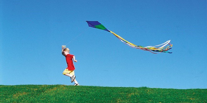 Παιδί προσπαθεί να πετάξει τον χαρταετό που του έφτιαξαν με DIY οδηγίες κατασκευής του