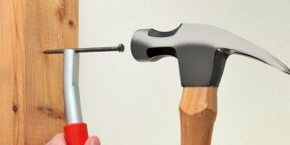 Πως θα καρφώσουμε ένα καρφί χωρίς να φάμε τα δάκτυλα μας