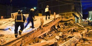 Πυροσβέστες κατά την διαδικασίας έρευνας - διάσωσης, πάνω σε κτήριο που έχει καταπέσει μετά από σεισμό - Σεισμός real time