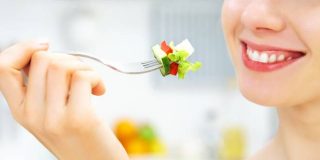 Γυναίκα σε δίαιτα το καλοκαίρι - Δίαιτα το καλοκαίρι και μύθοι της καλοκαιρινής διατροφής