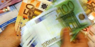 Χαρτονομίσματα ευρώ (50 και 100) προκειμένου να καταβληθούν στους εργαζόμενους για το Δώρο του Πάσχα