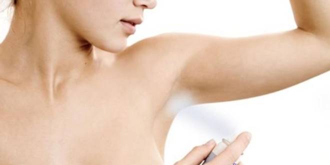 Γυναίκα χρησιμοποιεί αποσμητικό για τον ιδρώτα - Πως βγαίνουν οι λεκέδες από αποσμητικό στα ρούχα | Howto DIY Lekedes