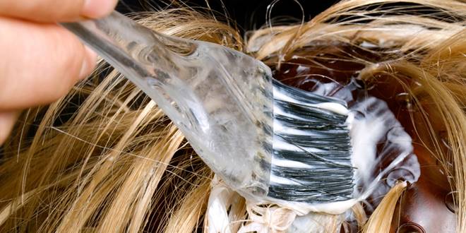 Πινέλο για βαφή γυναικείων μαλλιών - Πως βγαίνουν οι λεκέδες από βαφή μαλλιών από τα ρούχα | Howto DIY Lekedes