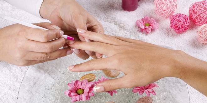 Γυναίκα περιποιείται τα νύχια των χεριών (μανικιούρ) | Πως βγαίνουν οι λεκέδες από μανό (βερνίκι χεριών) | Howto DIY Lekedes