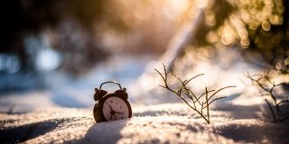 Ρολόι - ξυπνητήρι σε χιονισμένο τοπίο | Μετατροπή χρόνου σε δεκαδική μορφή (ημέρες ώρες λεπτά δευτερόλεπτα)