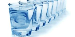 Ποτήρια με νερό στην σειρά | Υπολόγισε πόσα ποτήρια νερό χρειάζεσαι και πρέπει να πίνεις την ημέρα