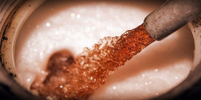 Αντλία βυτίου υγρών καυσίμων γεμίζει δεξαμενή πετρελαίου θέρμανσης με εμφανή το κόκκινο χρώμα που ξεχωρίζει το πετρέλαιο