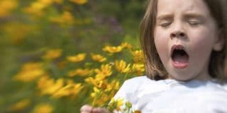 Κορίτσι - παιδί με αλλεργία φταρνίζεται στην εξοχή γεμάτο με λουλούδια - Πώς θα γλιτώσει από τις αλλεργίες την Άνοιξη;