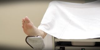 Γυναίκα στον γυναικολόγο της κάνει τις απαραίτητες γυναικολογικές εξετάσεις. Pap test - Κολποσκόπηση κλπ