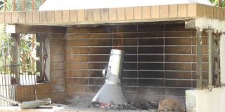 Χωνί πάνω στο προσάναμμα για γρήγορο και εύκολο άναμμα στα κάρβουνα πάνω στην ψησταριά | Howto DIY