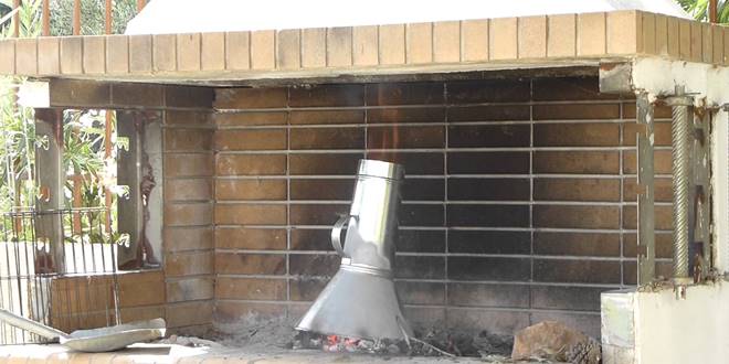 Χωνί πάνω στο προσάναμμα για γρήγορο και εύκολο άναμμα στα κάρβουνα πάνω στην ψησταριά | Howto DIY