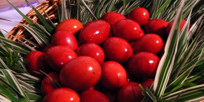 Καλάθι με βαμμένα κόκκινα αυγά την Μεγάλη Πέμπτη (Κοκκινοπέφτη) σύμφωνα με τα Πασχαλινά ήθη & έθιμα