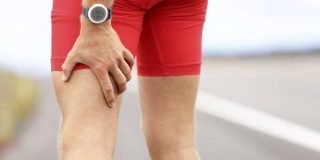 Άντρας σε γυμναστική προσπαθεί να αντιμετωπίσει την κράμπα στο πόδι - Μήπως φταίει κυκλοφορικό, μεταβολισμός ή οι ορμόνες;