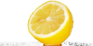 Γυναίκες και Κυτταρίτιδα. Χλιαρό νερό με λεμόνι κατά της κυτταρίτιδας | Howto DIY